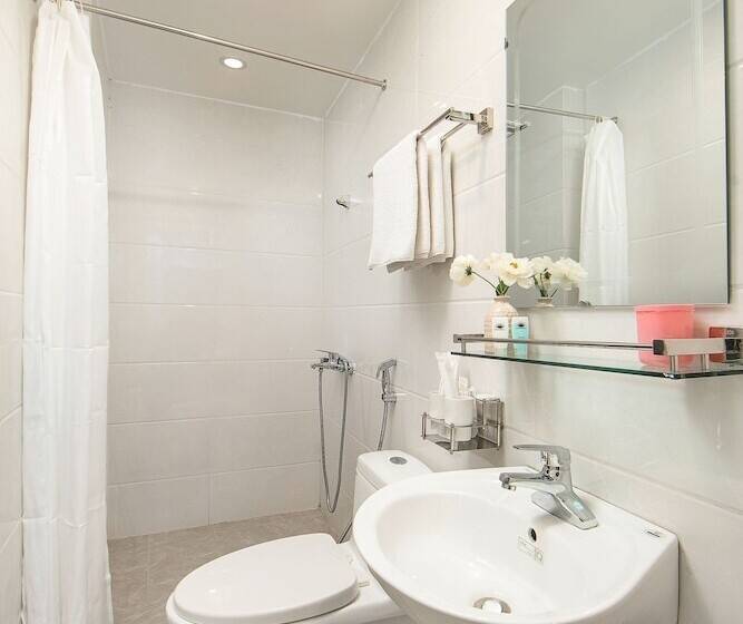 Queen Cafe Hotel & Pub