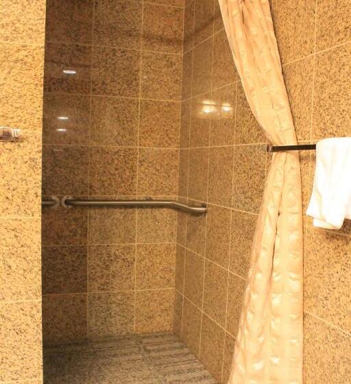 هتل Rushmore Express Keystone