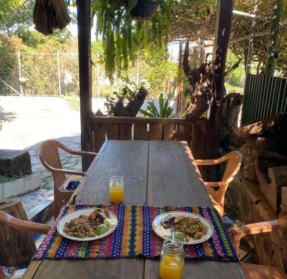 هتل Hostal Café El Cedro