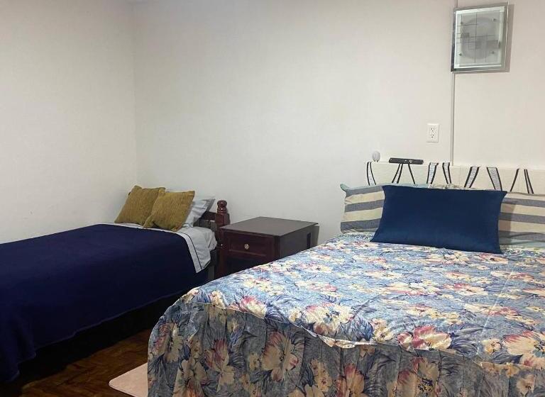 بنسيون Calu L  Petit Hostel