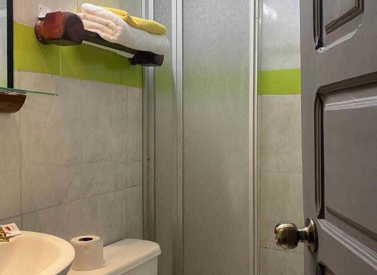 بنسيون Calu L  Petit Hostel
