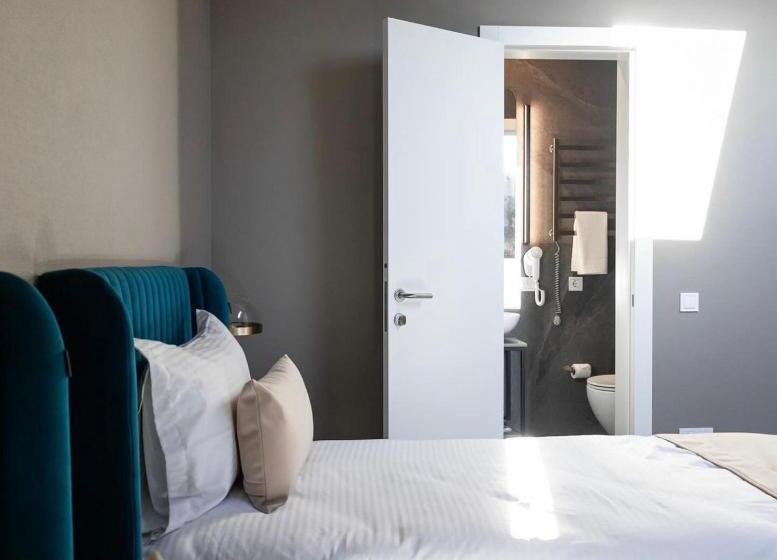 فندق صغير R.