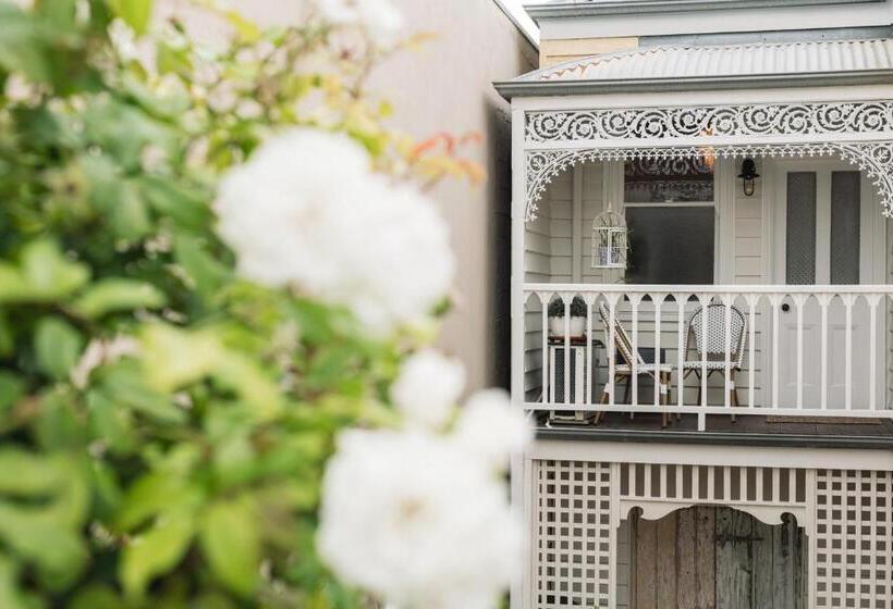 Bed and Breakfast Benambra Boutique Accommodation   C1883  Lonsdale Suite