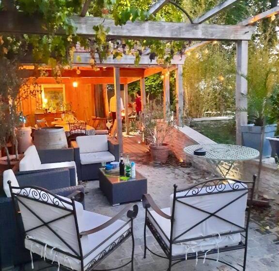 تختخواب و صبحانه Pierres Et Jardins