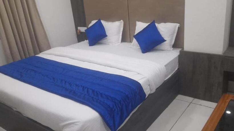 בית מלון כפרי Adhunik Palace