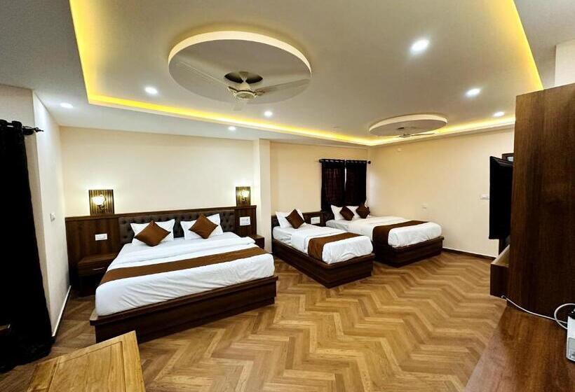 هتل Navarathna Comforts