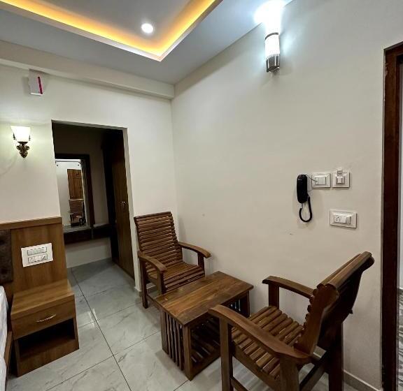 هتل Navarathna Comforts