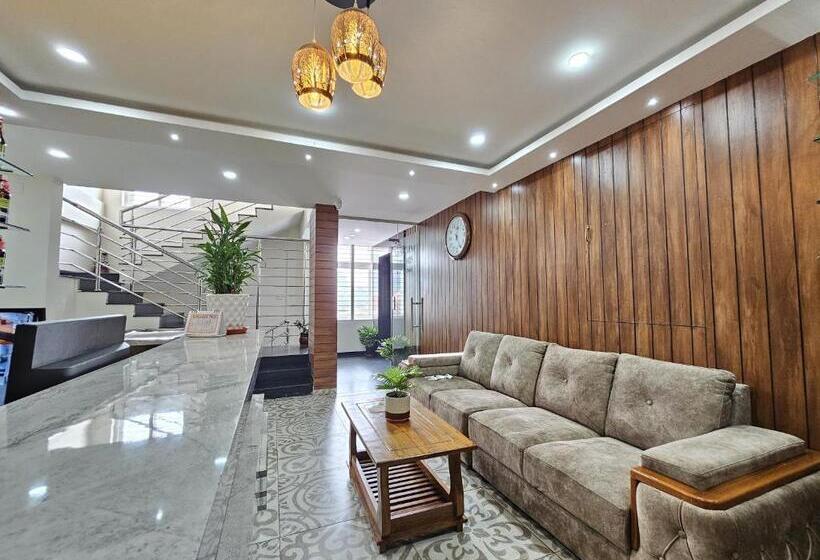 هتل Navarathna Comforts