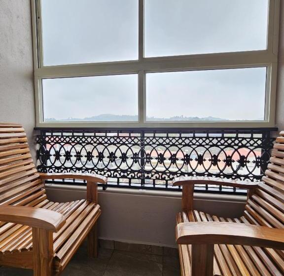 هتل Navarathna Comforts