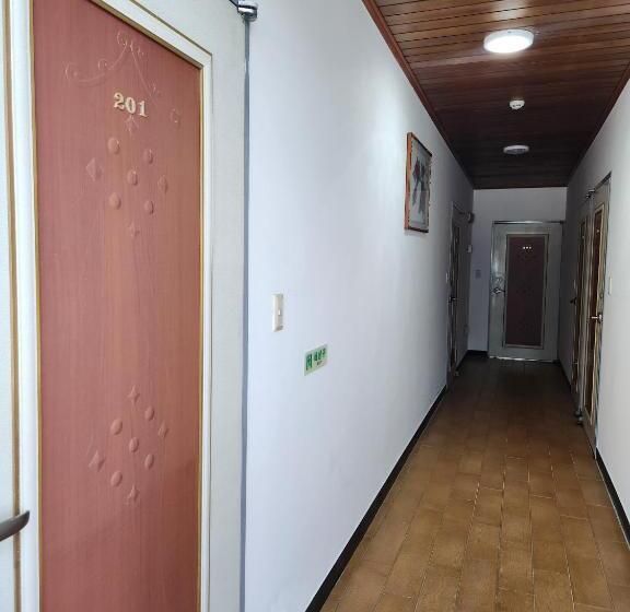 Pensió Bada Village Minbak