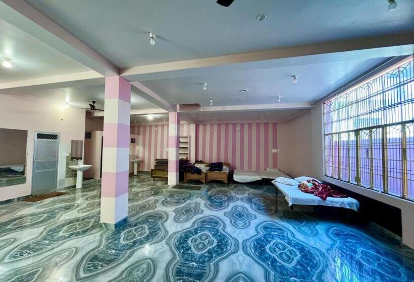 פנסיון Trilok Residency   Dashashwamedh Varanasi