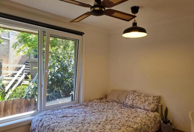 Пансион Beautiful Home In Greensborough