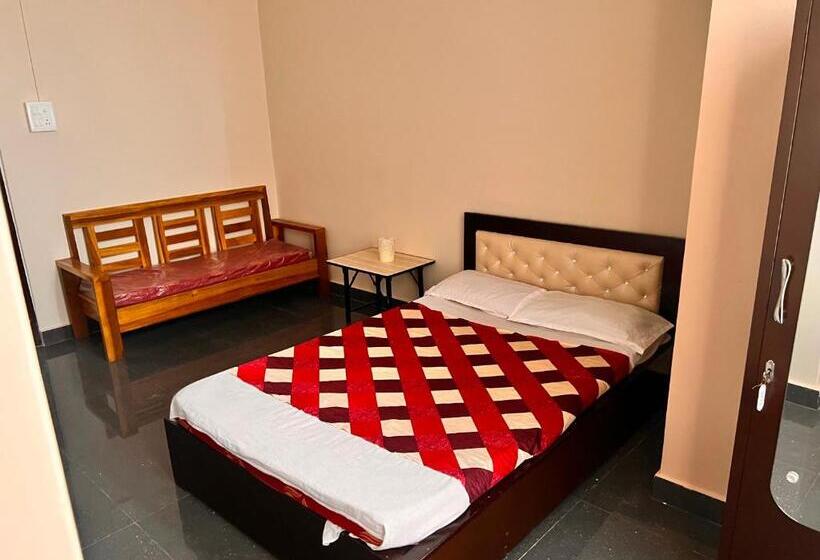 בית מלון כפרי Oyo Decent Inn