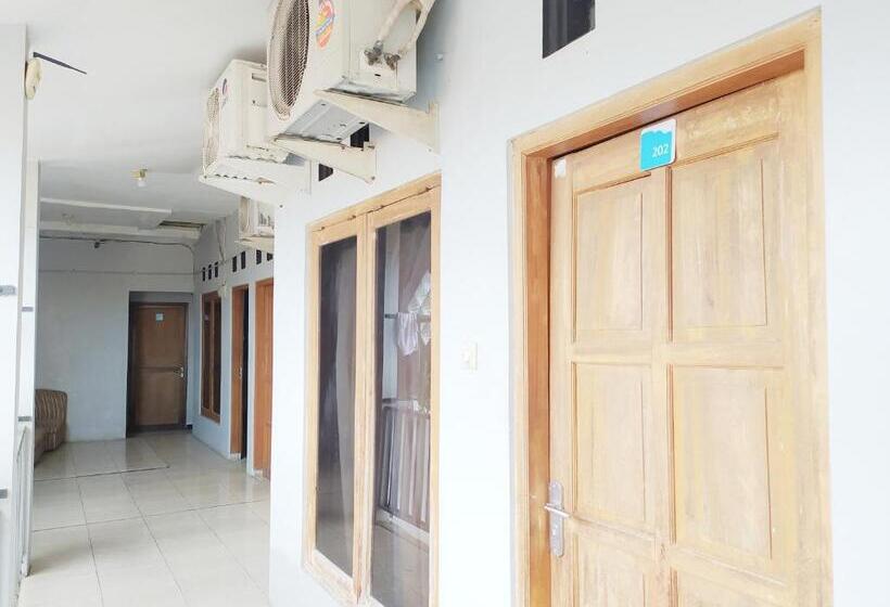 בית מלון כפרי Reddoorz At Deamartaloka Colomadu Solo
