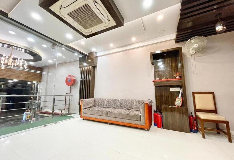 Nandini Palace ! Varanasi ! होटल नंदिनी पैलेस  హోటల్ నందిని ప్యాలెస్ ! Fully Air Conditioned Hotel F
