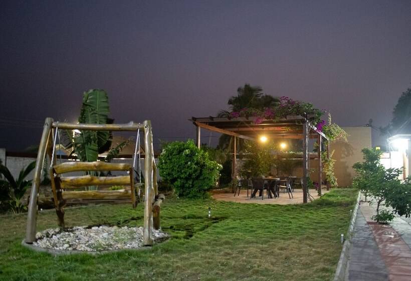 مبيت وإفطار Afua Oparebea Courts