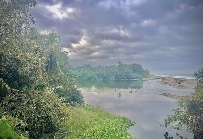 پانسیون Hostal Mocambo Beach