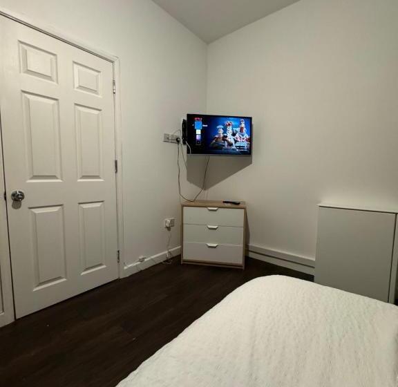 پانسیون Large Ensuite In West Midlands