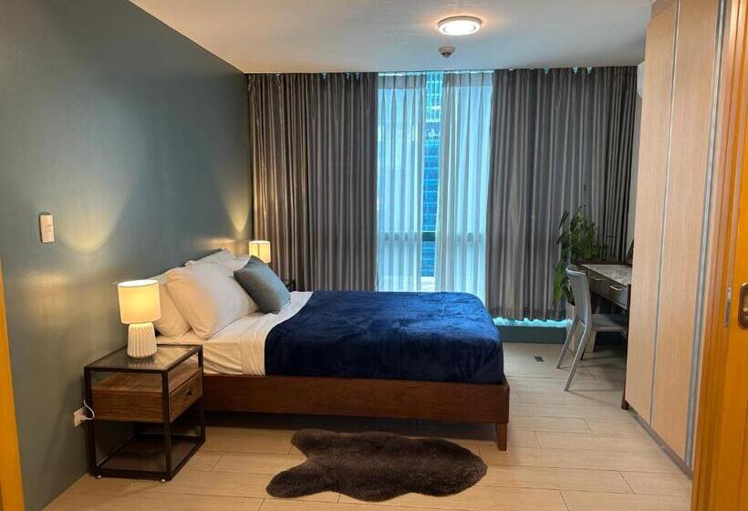 Deluxe Suite In Uptown Bgc With Fountain View