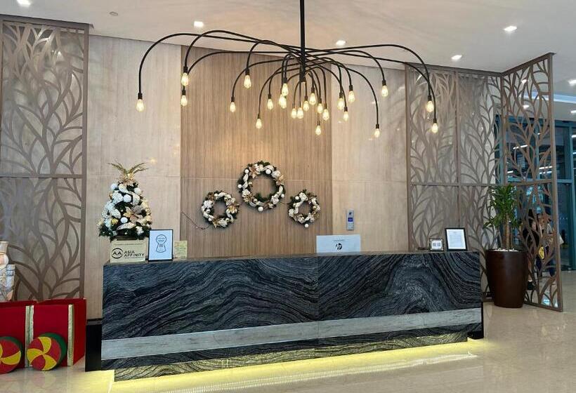 Deluxe Suite In Uptown Bgc With Fountain View