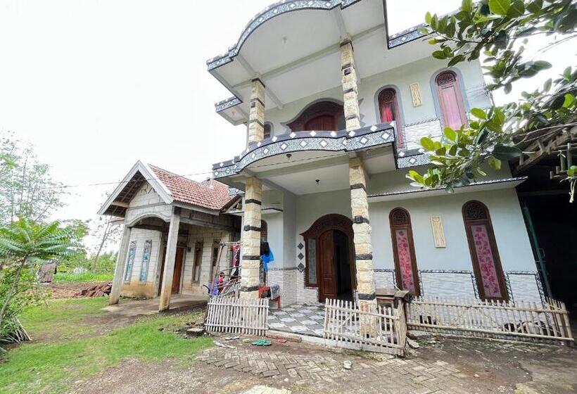 هتل Spot On 93423 Kost Berkah