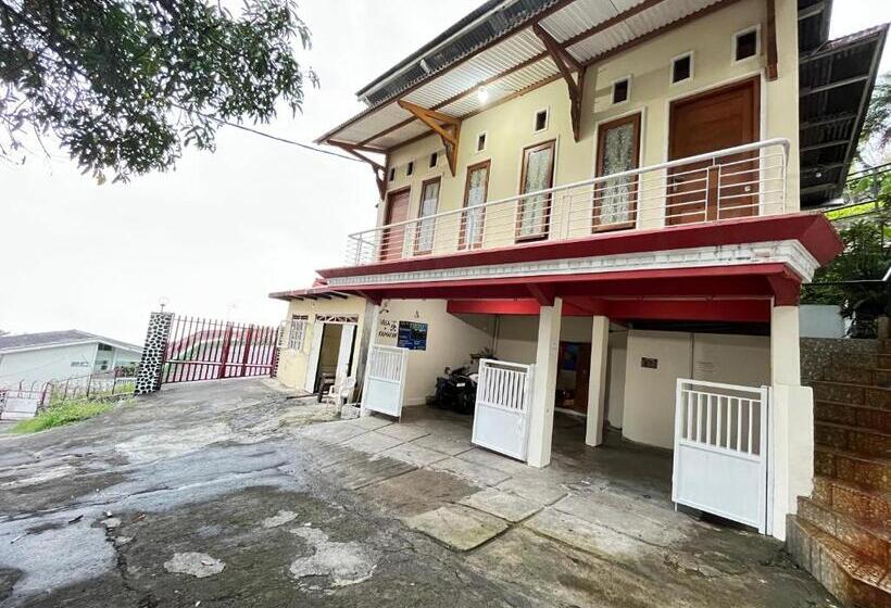 ホテル Oyo 93422 Villa Tirto
