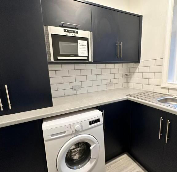 Lovely Town House Room 3