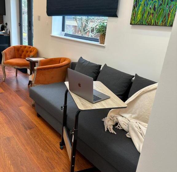 Пансион Bespoke Gallery Guesthouse