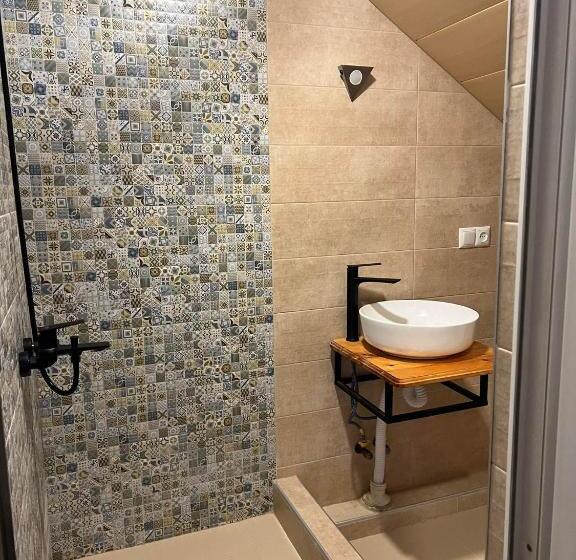 پانسیون Nino & Irodi S Guest House