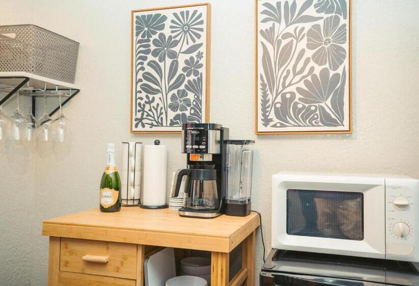 بنسيون Windsor Retreat Private Basement Suite