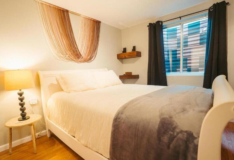 بنسيون Windsor Retreat Private Basement Suite