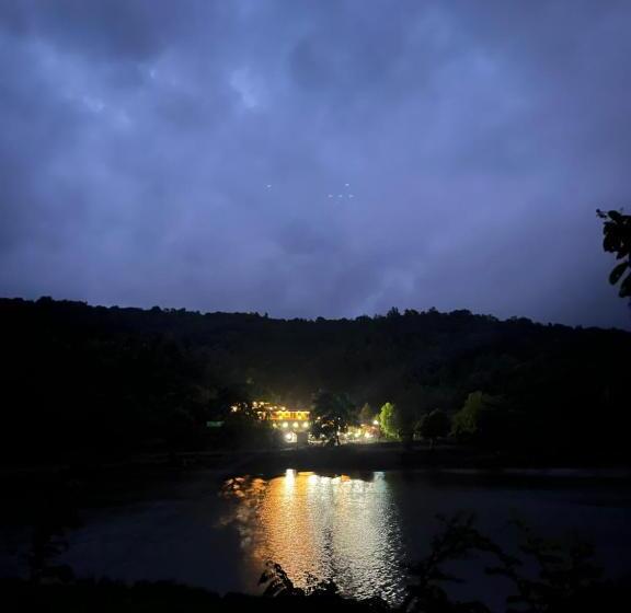 אתר נופש Vrisa Mountain Retreat