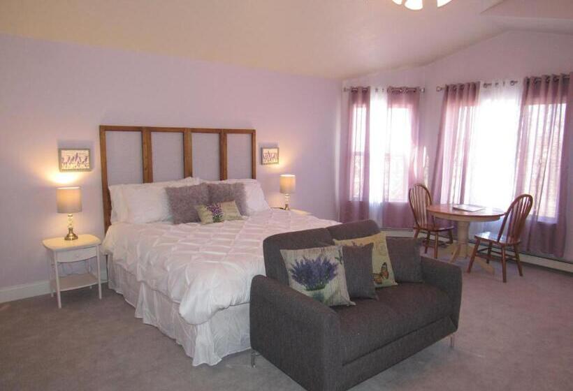 هتل Castle Creek Manor