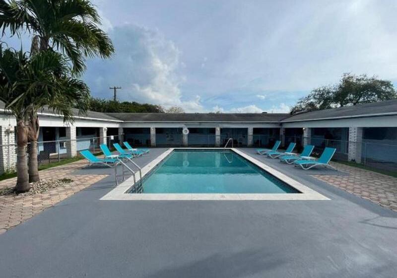 هتل Hollywood Gardens Inn & Suites