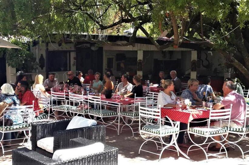 فندق The Red Tin Roof