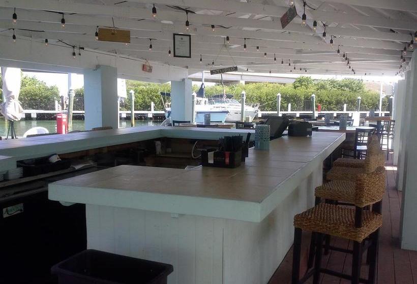 فندق Smuggler's Cove Resort And Marina