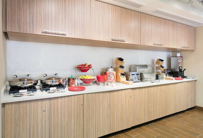 Отель Towneplace Suites By Marriott Kansas City Airport