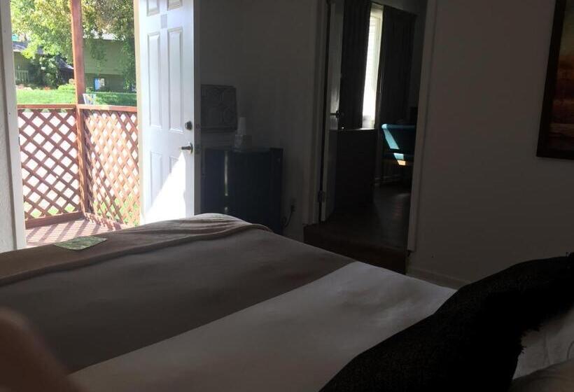 The Brookside Motel / Mt. Rushmore