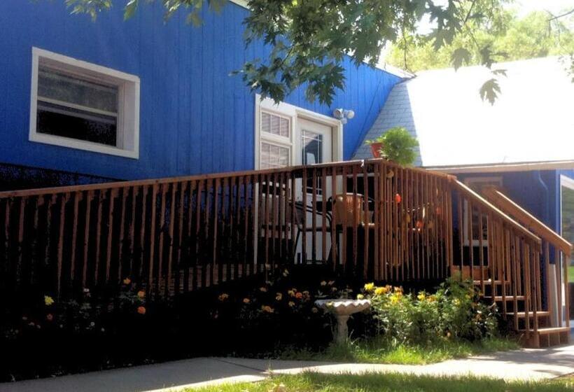 The Brookside Motel / Mt. Rushmore