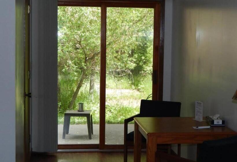 The Brookside Motel / Mt. Rushmore