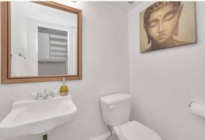 تختخواب و صبحانه Peaceful Queen Master Suite