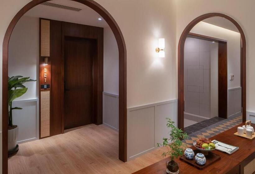 Wuyu Hotel, Smart Park & Happy Valley Jinshansi Metro