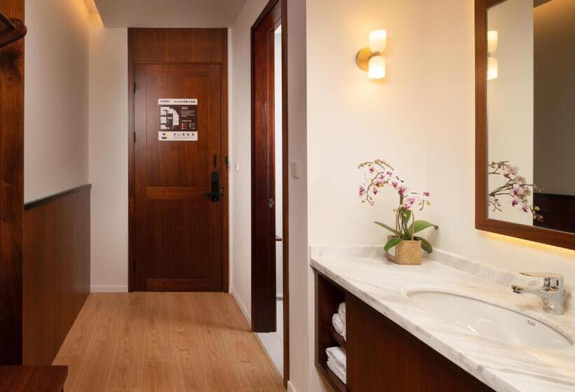 Wuyu Hotel, Smart Park & Happy Valley Jinshansi Metro