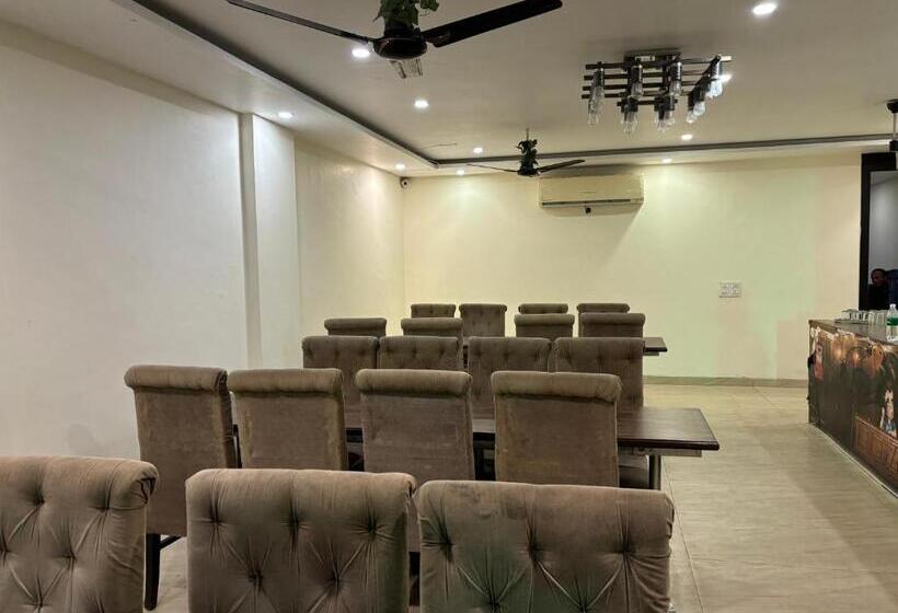 Collection O Hotel North East