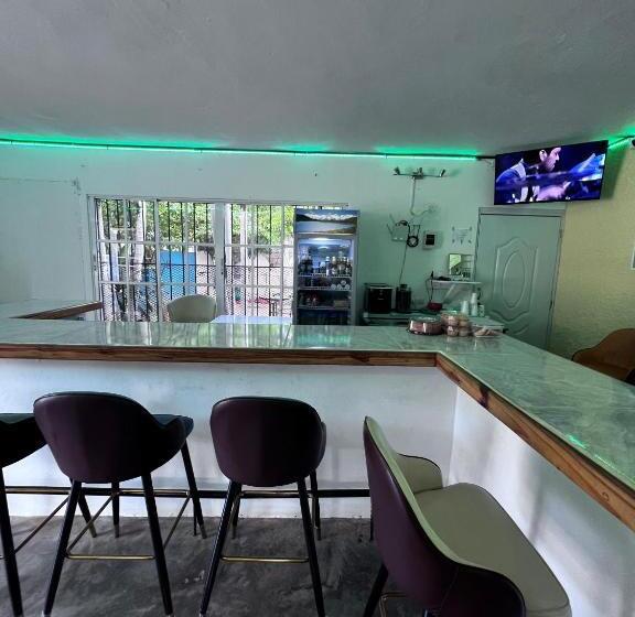 فندق Sunrise Internet Cafe And