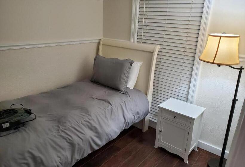 بنسيون Claiborne Courtyard Guesthouse