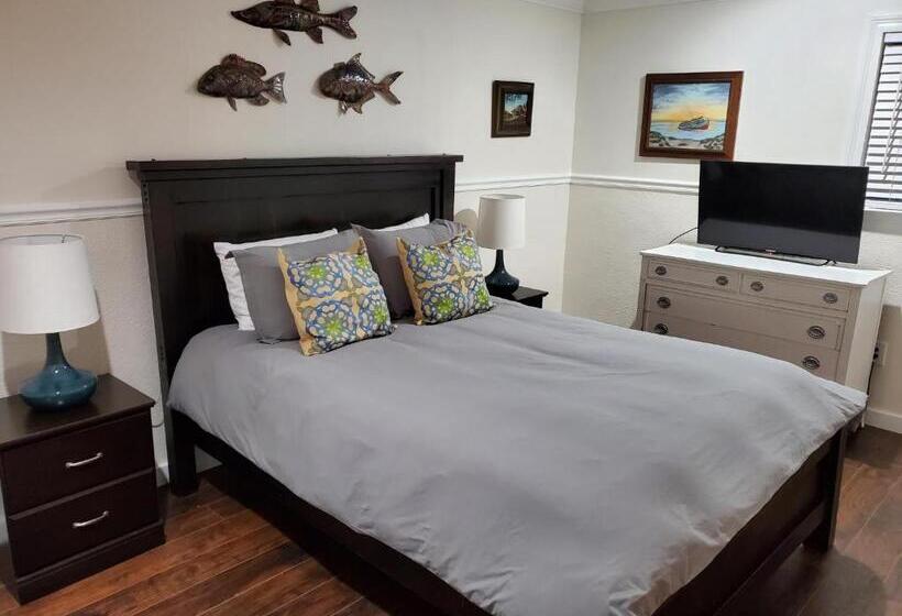 بنسيون Claiborne Courtyard Guesthouse