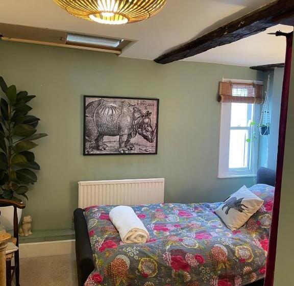 بنسيون The Totnes Guest House. Upstairs At Zappa S