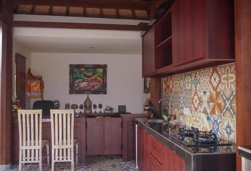 호스텔 Kj Klumpu Wooden Style Guest House At Canggu