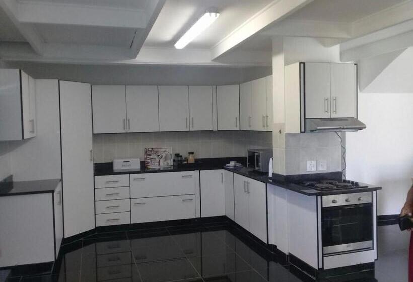 مبيت وإفطار White House Lodge